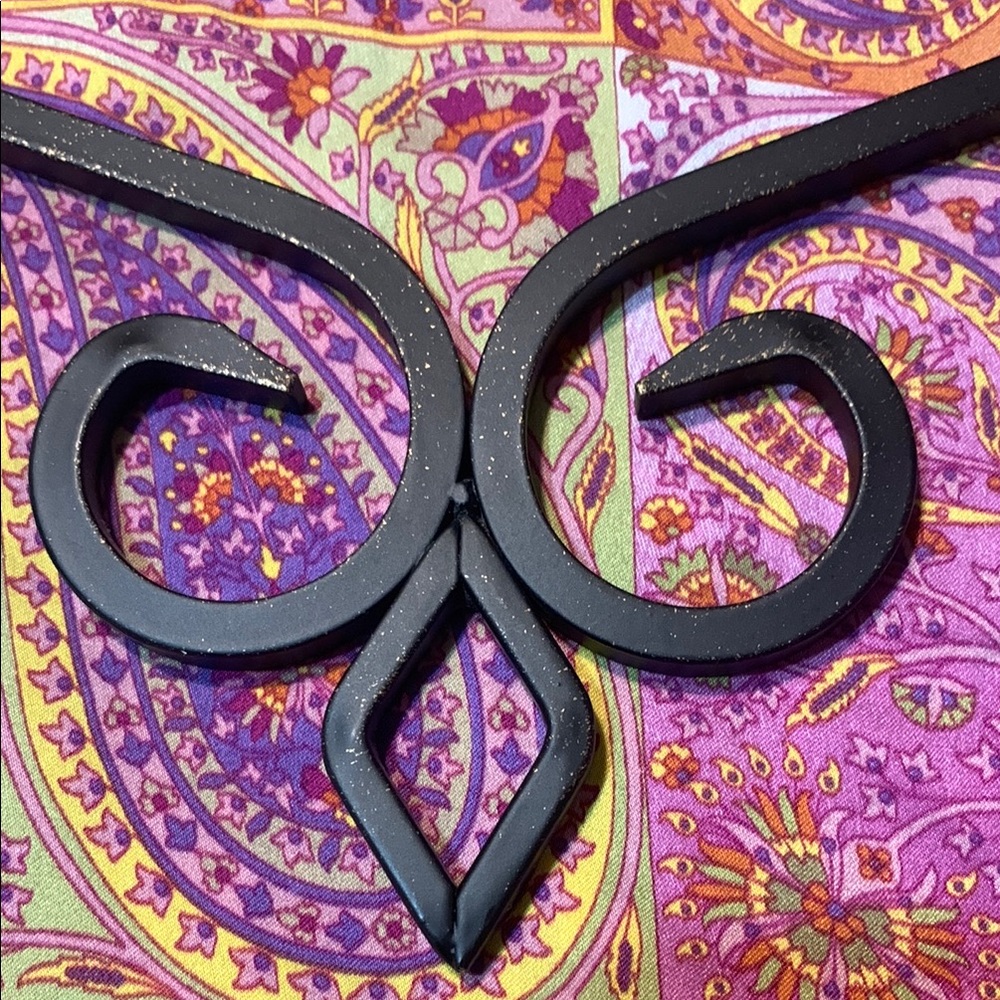 Vintage elegant Black Wrought Iron Metal Two Plate Wall Decor - Picture 6 of 12